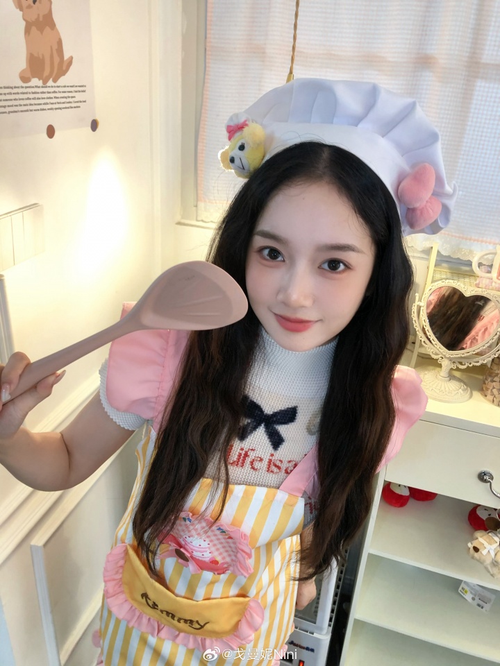 【蜗牛电竞】无畏契约解说戈曼妮晒照:厨娘妮上线 谁能看出来这是我弄的蛋卷头