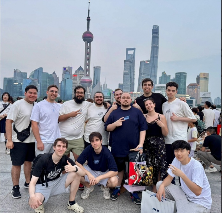 【蜗牛电竞】已经抵达上海!MKOI官方分享战队在东方明珠前的合照
