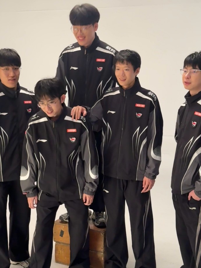 【蜗牛电竞】AL分享定妆照花絮:必须思考我们忙内此生仅有踩两个苹果箱的机会