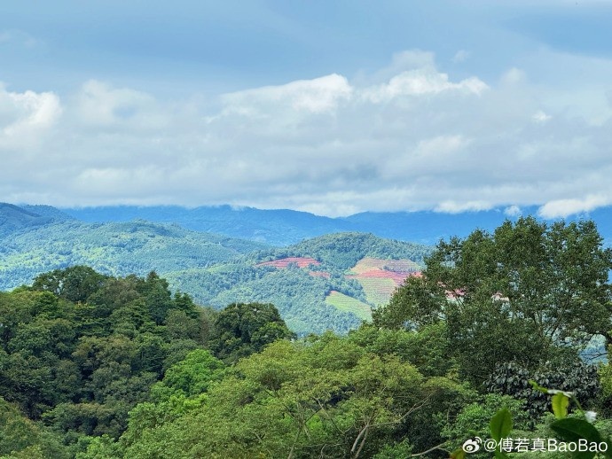 【蜗牛电竞】主持人BaoBao晒旅游照:大自然和美食治愈一切