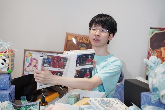 【蜗牛电竞】AL分享Hope礼物拆箱返图:感谢大家准备的礼物和蛋糕🍰💐