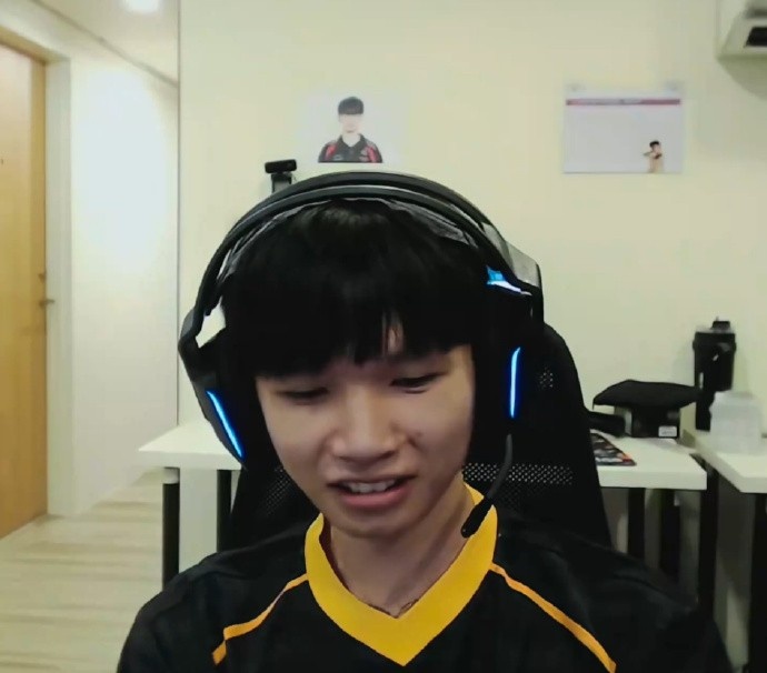 【蜗牛电竞】导播给到越南队伍MVKE训练室镜头 MVKE将Faker的照片贴在墙上😳