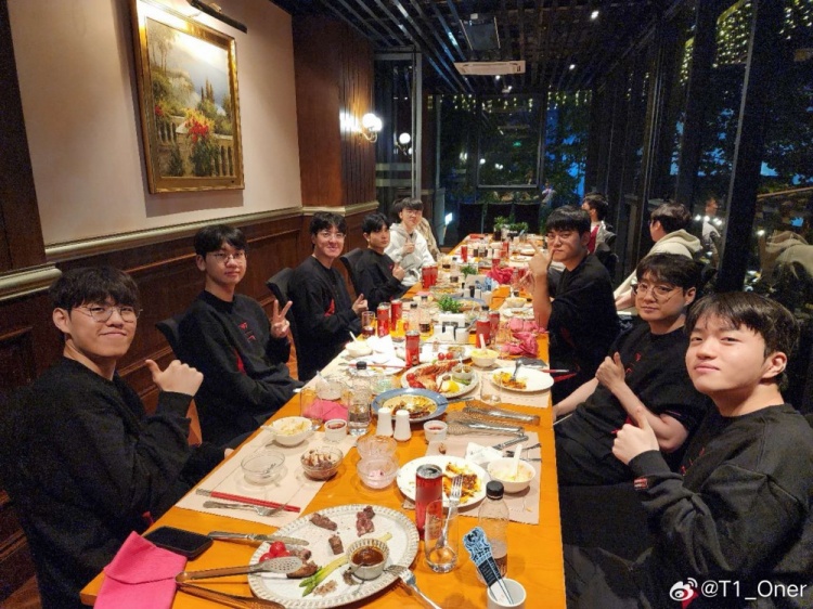 【蜗牛电竞】T1打野选手Oner晒队伍聚餐合照:吃得非常开心