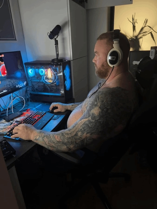 【蜗牛电竞】《权游》“魔山”演员晒打游戏照片:我爱玩《CS》