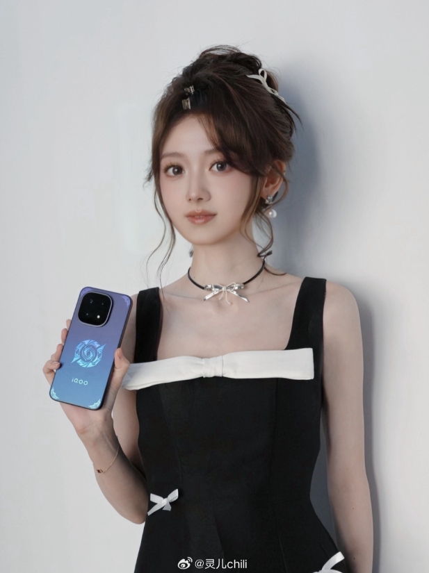 【蜗牛电竞】KPL解说灵儿晒照:王者十周年,神秘礼物已就位!