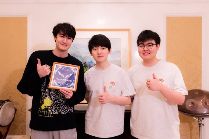 【蜗牛电竞】LPL官方晒照:TES为Karsa送上闪电狼非遗剪纸,一起为TES加油