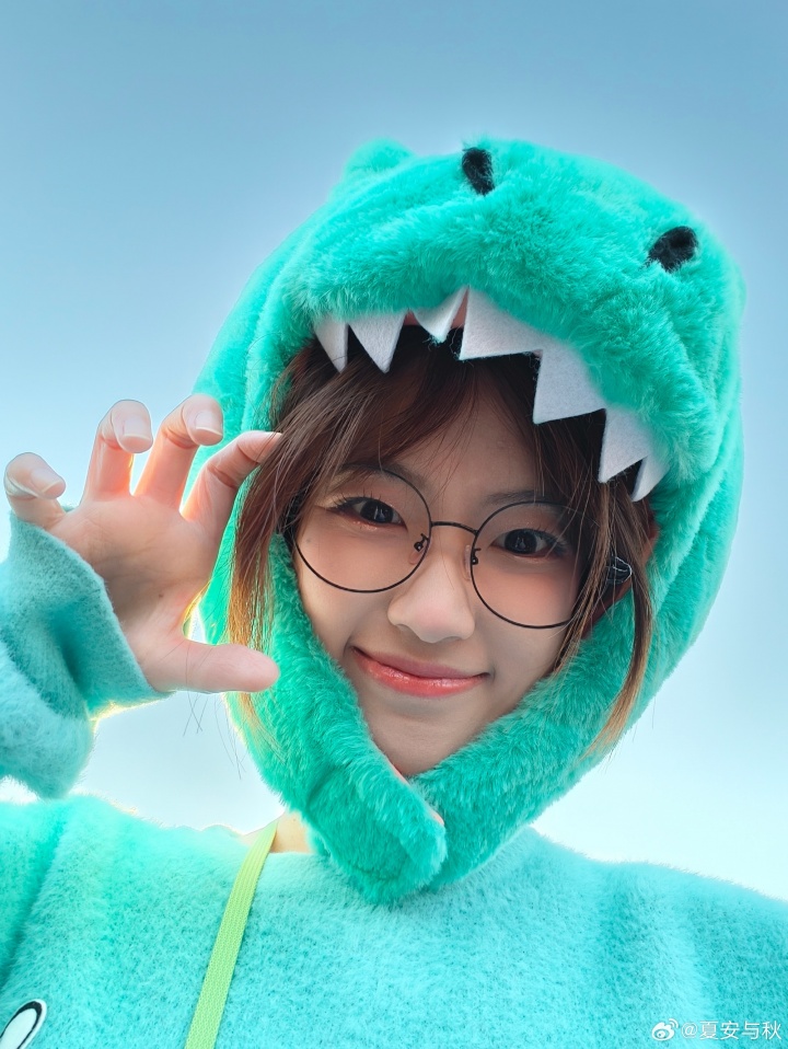 【蜗牛电竞】女主持人夏安分享S15工作照及日常:挽手余霜,还和Viper比手势~