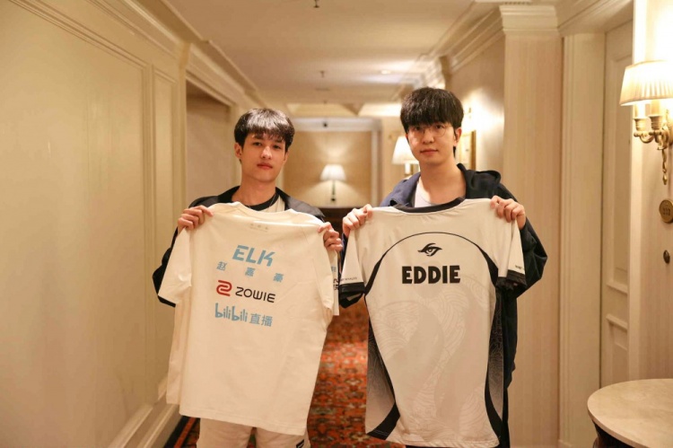 【蜗牛电竞】TSW晒照与Elk Bin交换队服:1-2组兄弟情深,球衣也要换一下~