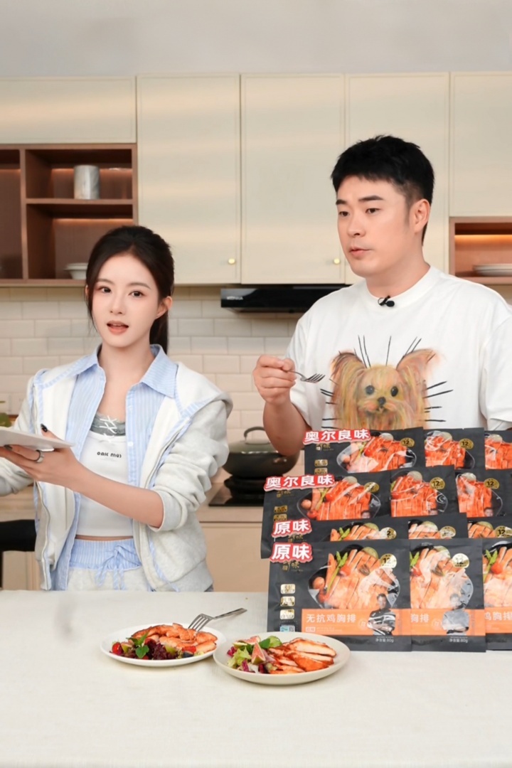 【蜗牛电竞】陈赫你还看和平精英?美女主持方游晒今天带货合照:烤肠杀手的一天