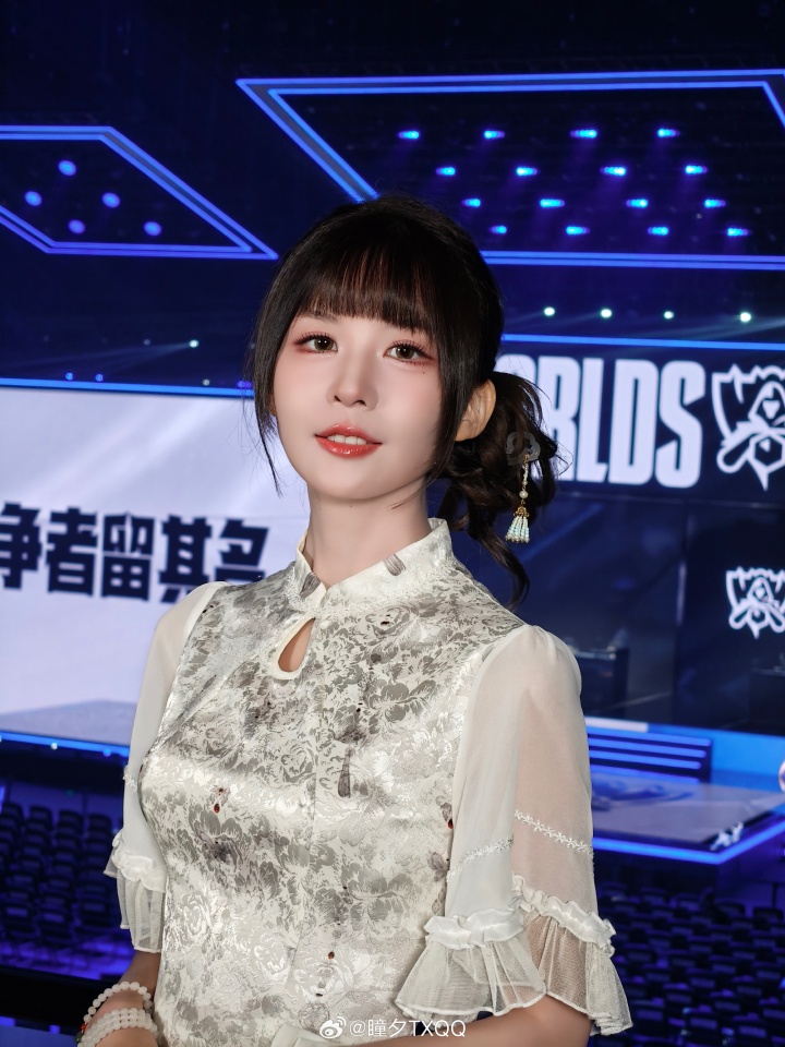 【蜗牛电竞】判若两人!解说瞳夕晒照:在自己熟悉的城市与热爱的游戏相遇