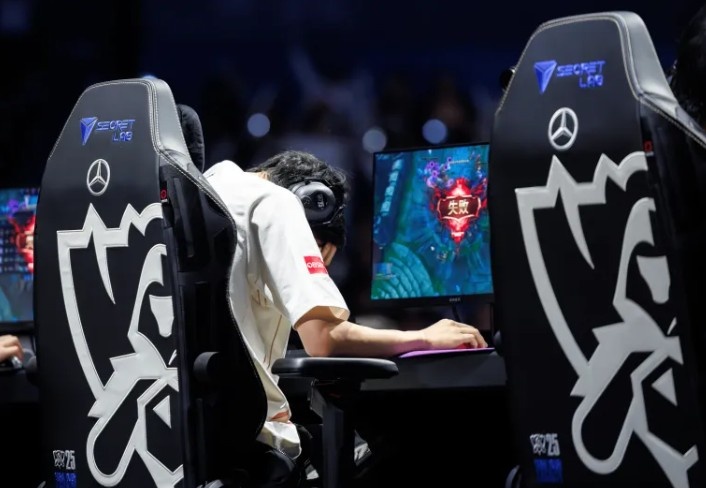 【蜗牛电竞】LOL官推分享水晶爆炸时Shanks捂脸的照片并配文:梦想破灭