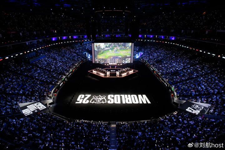 【蜗牛电竞】主持刘航更博晒照:准备了太多AL获胜想问的问题 主持人的手卡也是写满遗憾的书吧