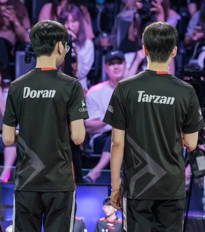 【蜗牛电竞】LOL官方分享Doran与Tarzan合影并配文: 一年一度的GRF聚首