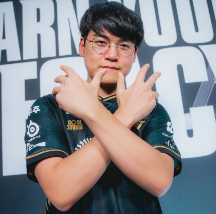 【蜗牛电竞】LOL官方分享Gumayusi照片并配文:Gumayusi的新姿势刚刚出炉