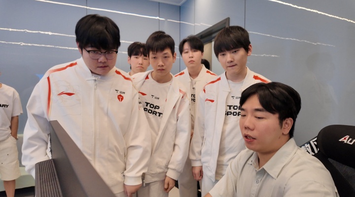 【蜗牛电竞】Homme:TES是一支对线落后就很难翻盘的队伍,所以我倾向选择前期阵容