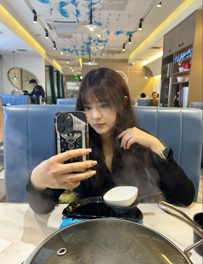 【蜗牛电竞】家庭地位纵横宇宙!解说毛毛分享女友Kris照片:吃个饭一直臭美