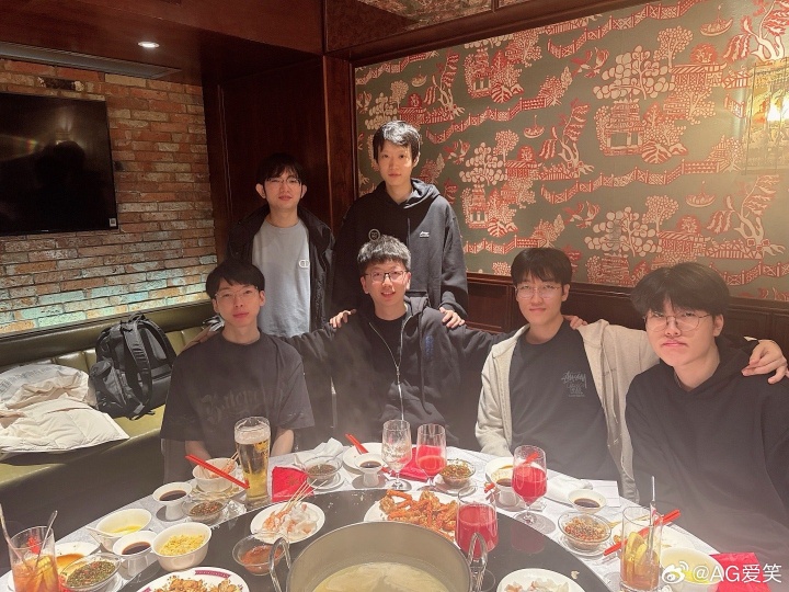【蜗牛电竞】要散伙了吗😭AG经理爱笑晒与AL队员合影:25年我心中最好的五个人