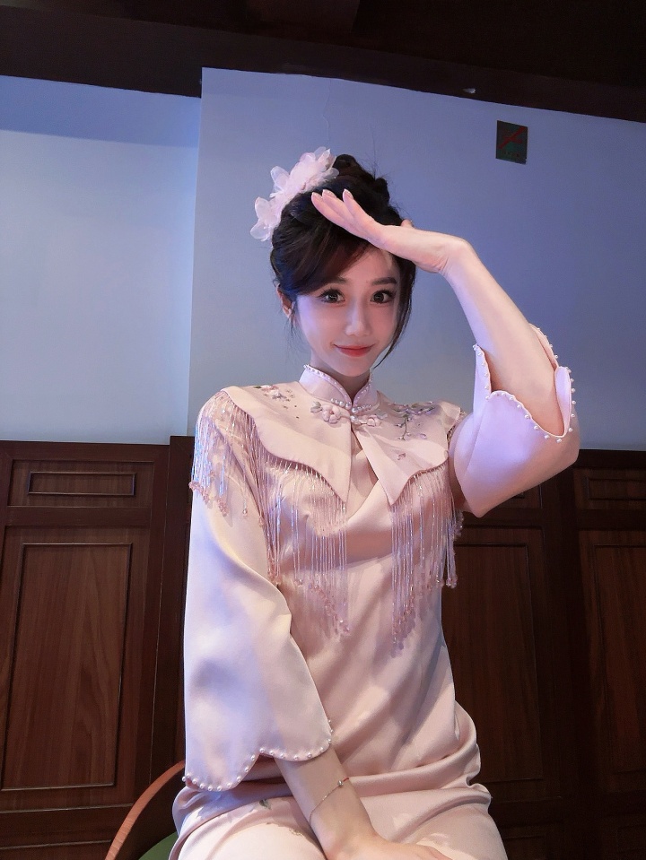 【蜗牛电竞】主持小悠珊珊晒照:托lol手游线下赛的福,在南京解锁旗袍主持新体验!