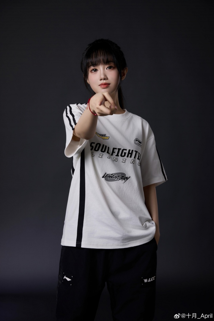 【蜗牛电竞】主持十月晒解说杯定妆照:Whip-Whiplash~