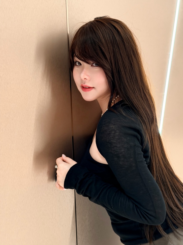 【蜗牛电竞】mayumi更博晒照:黑色也别有一番韵味