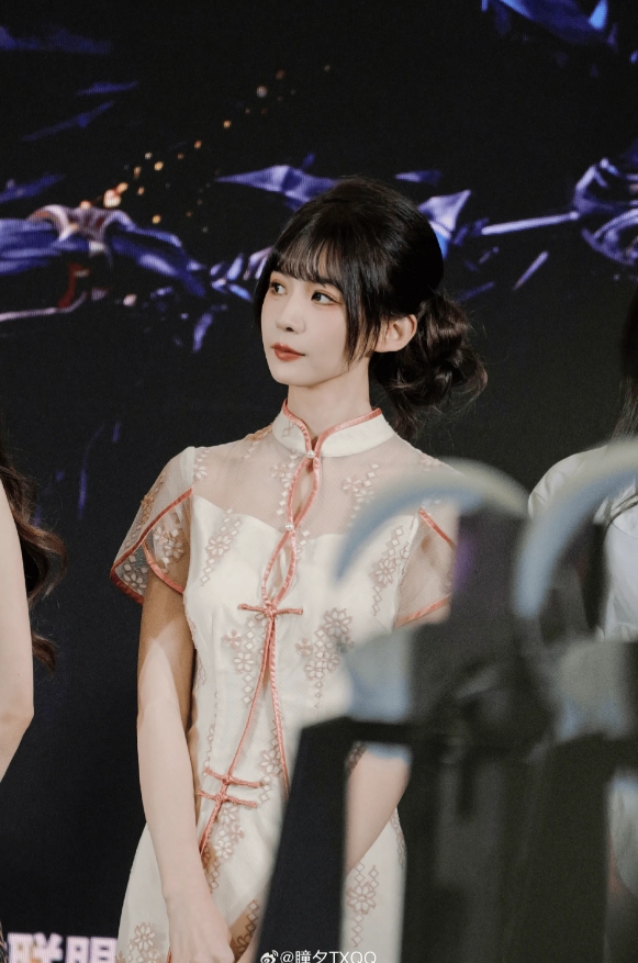 【蜗牛电竞】瞳夕更博晒照:收到了美女送的花开心,我也是拥有身份证的混分怪了