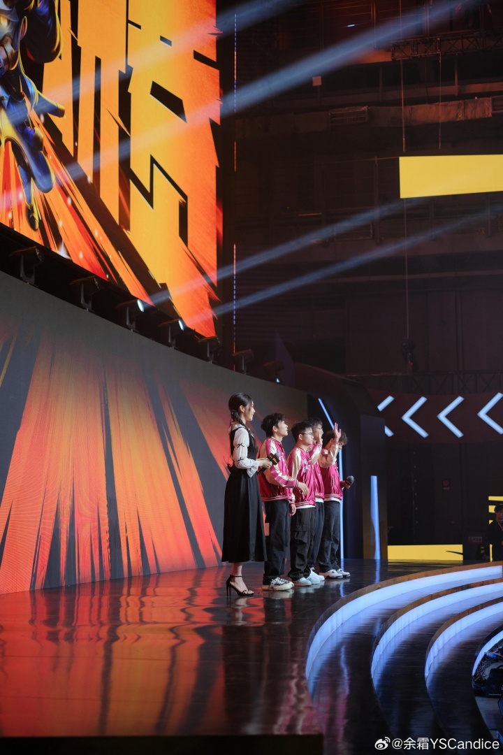 【蜗牛电竞】主持余霜更博晒照:Joc半决赛之打工日记