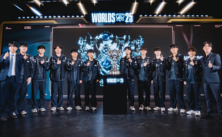 【蜗牛电竞】赛事官方分享T1、KT队员在召唤师奖杯前合影:S15决赛队伍