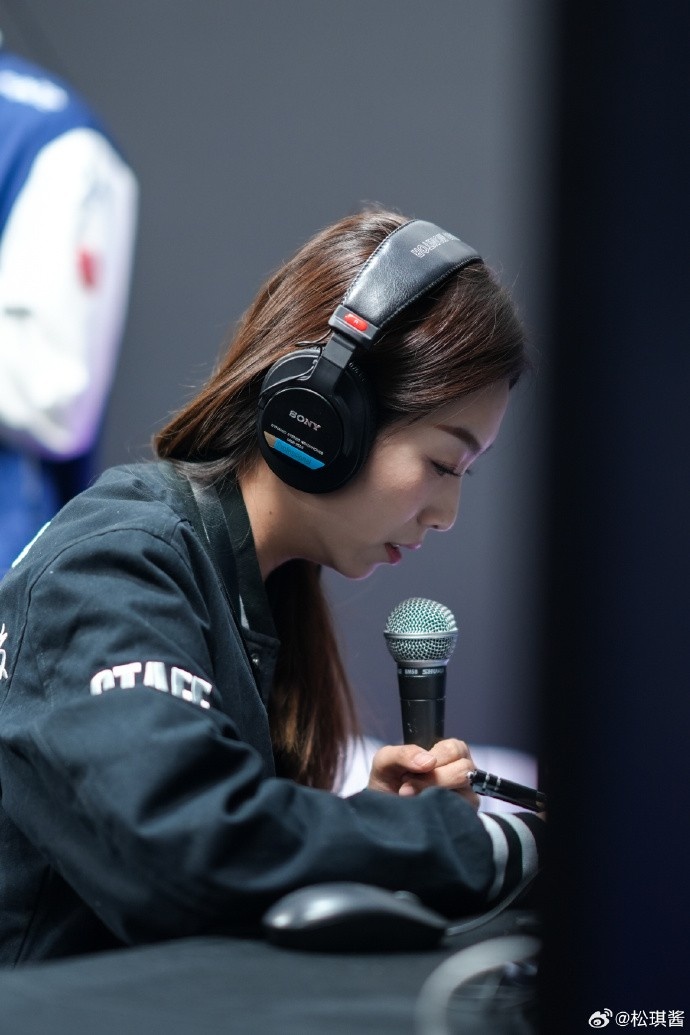 【蜗牛电竞】松琪晒照:今年有幸参与了翻译工作 从北京上海到成都 收获颇丰!