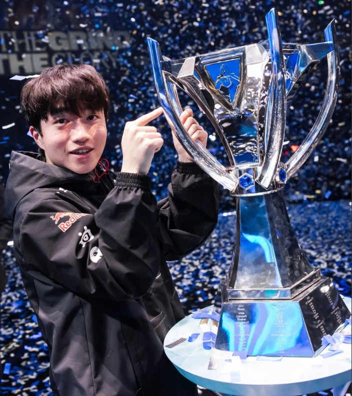 【蜗牛电竞】LOL官方分享Keria捧杯照片:新的召唤师奖杯,一样的Keria