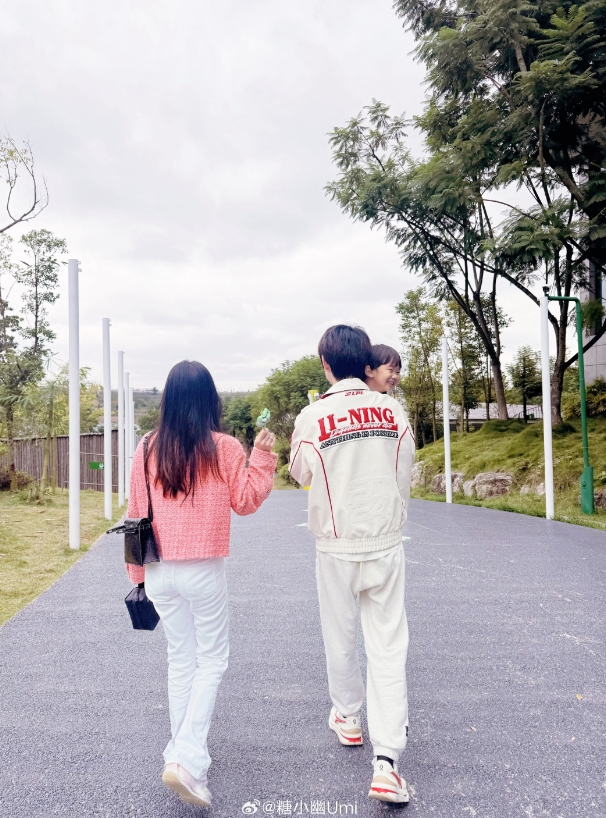 【蜗牛电竞】甜蜜!糖小幽晒照:成都的欢喜记忆