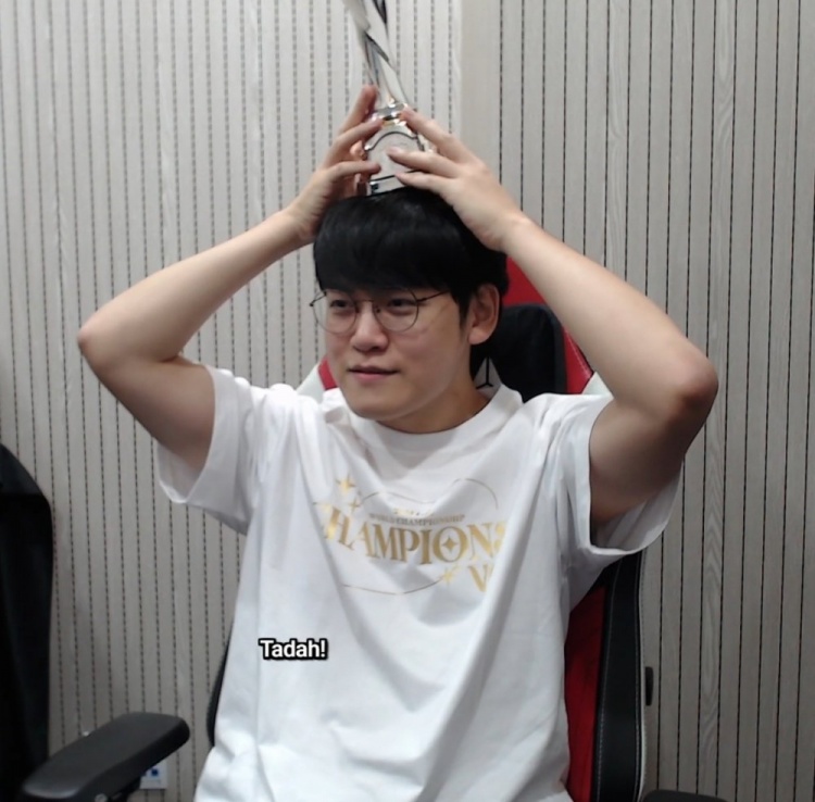 【蜗牛电竞】真是爽到了😄Gumayusi在直播间向粉丝们多角度展示FMVP奖杯