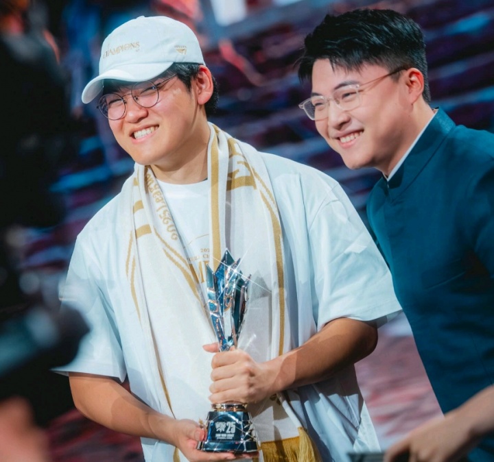 【蜗牛电竞】Gumayusi:能由中国最伟大的下路选手Uzi为我颁发FMVP非常有意义 他是我的榜样