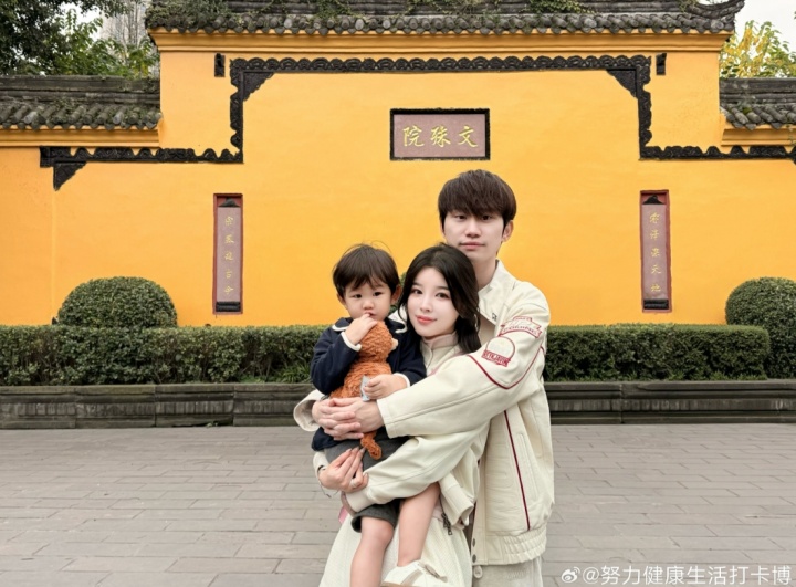 【蜗牛电竞】糖小幽晒照:众生欢喜佛欢喜