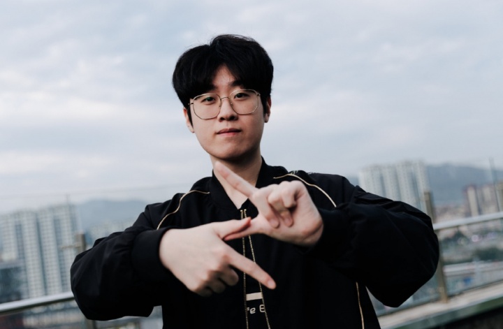 【蜗牛电竞】韩网T1粉丝爆料:Zeus曾要求冠军皮W效果去掉T1队标