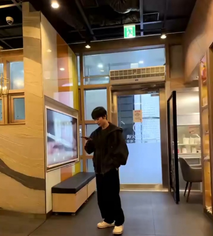 【蜗牛电竞】海底捞?T1“食堂”!网友偶遇Faker、Peanut、Oner、老实人吃海底捞