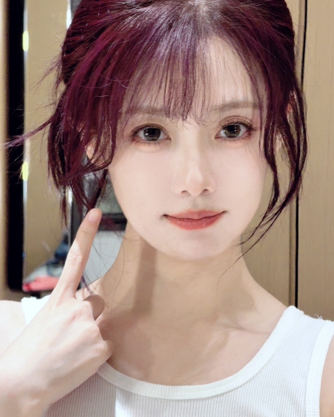 【蜗牛电竞】又是羡慕Rookie的一天!小钰晒照:遇到灯光好的地方疯狂拍拍