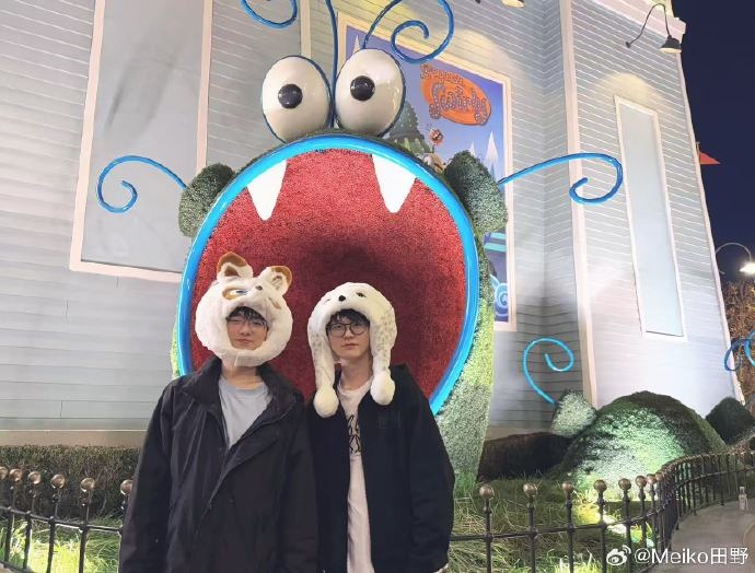 【蜗牛电竞】Meiko晒照:北京霍格沃茨的夜晚真冷 跟老猪合影的猫头鹰就是我