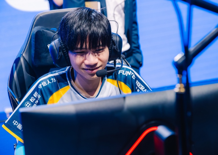 爆料人：18岁CFO中单选手HongQ拒绝了来LPL赛区的请求👀