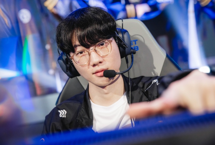 【蜗牛电竞】JDG老板蓝莲花现身朱开直播间：透露Viper100%签约BLG👀