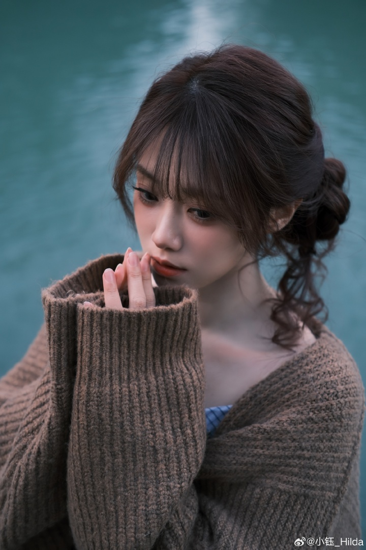 【蜗牛电竞】LPL美女主持人小钰晒照:深秋的浙传还是一如既往的美丽~