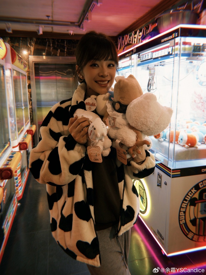 【蜗牛电竞】不是,这么多娃娃?LPL女主持余霜晒照:手拿把掐!!