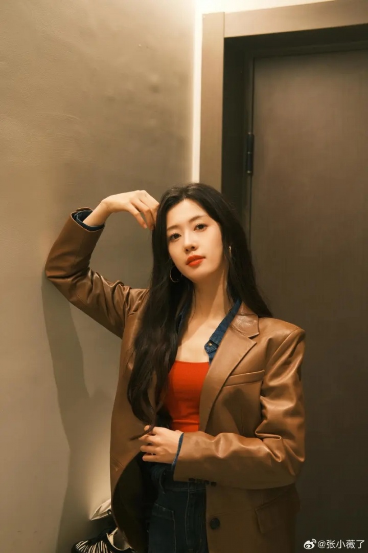 【蜗牛电竞】主持张小薇晒日常自拍:突然出现