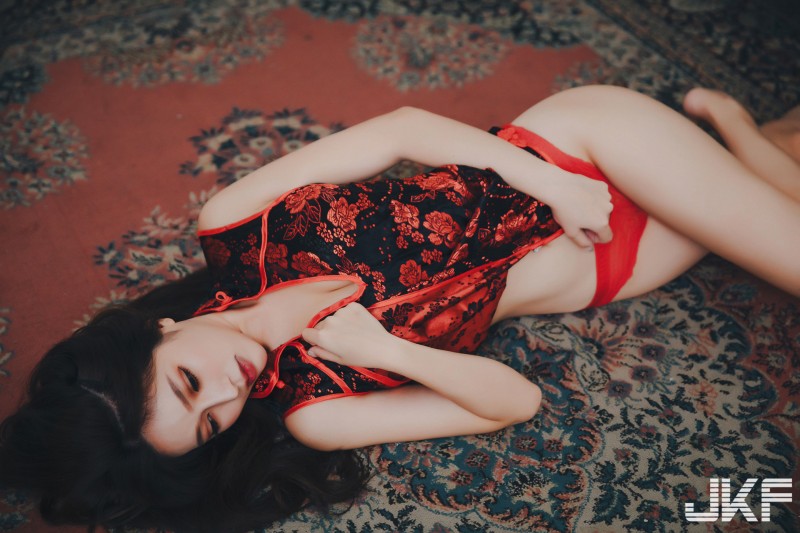 【蜗牛电竞】慵懶美人「雲嫣」的性感日常！惹火旗袍展現「白皙美臀」，四下無人更是直接坦露美乳…