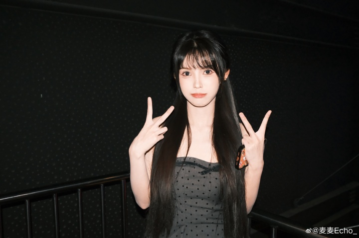 【蜗牛电竞】无畏契约女主持人麦麦分享工作照：穿这么少不怕冷么😍