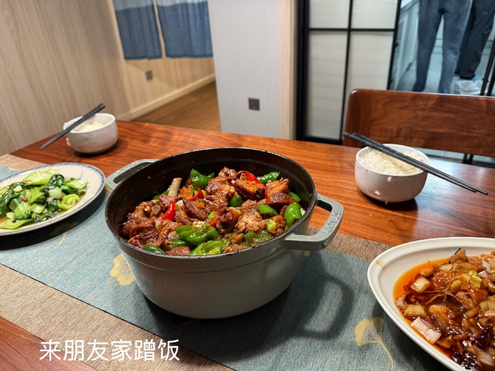 【蜗牛电竞】圣枪哥晒出休赛期旅游照:与Meiko等好友聚首,还收到邓紫棋签名