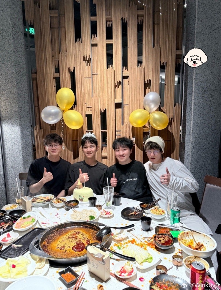 【蜗牛电竞】Wink选手分享庆生照片:又大一岁咯!