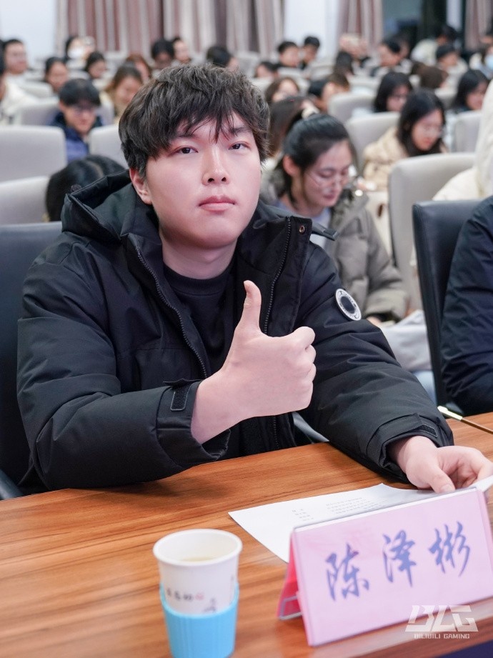 【蜗牛电竞】BLG晒与山西大联动活动返图：双眼皮+减肥Bin有点小帅