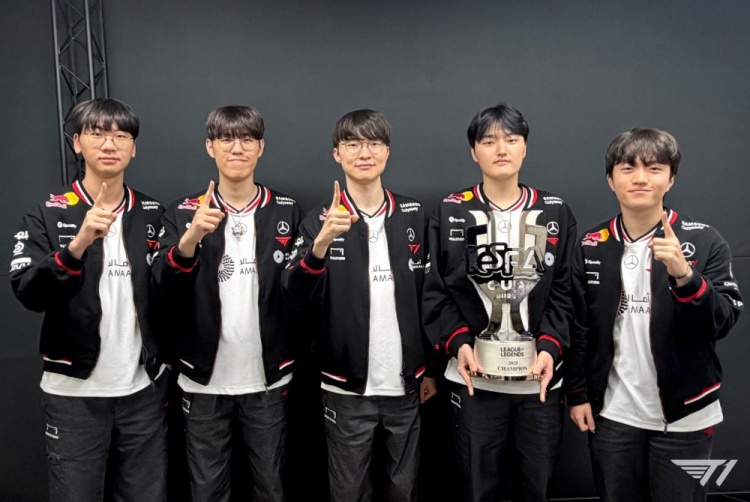 【蜗牛电竞】T1分享赛后选手合影:我们是KeSPA CUP 2025 冠军~!