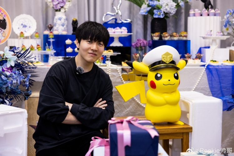 【蜗牛电竞】Rookie晒照：🔛第十一年，我们一起前行，一起加油