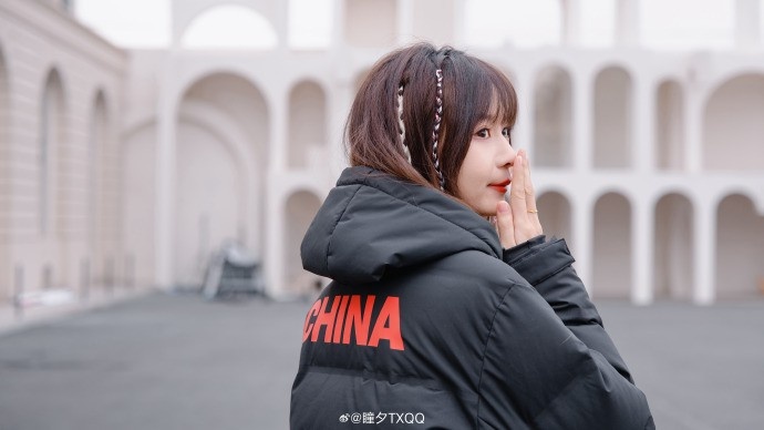 【蜗牛电竞】瞳夕晒照:天气变冷咯 太需要保持温度锁定风度的保暖羽绒服啦